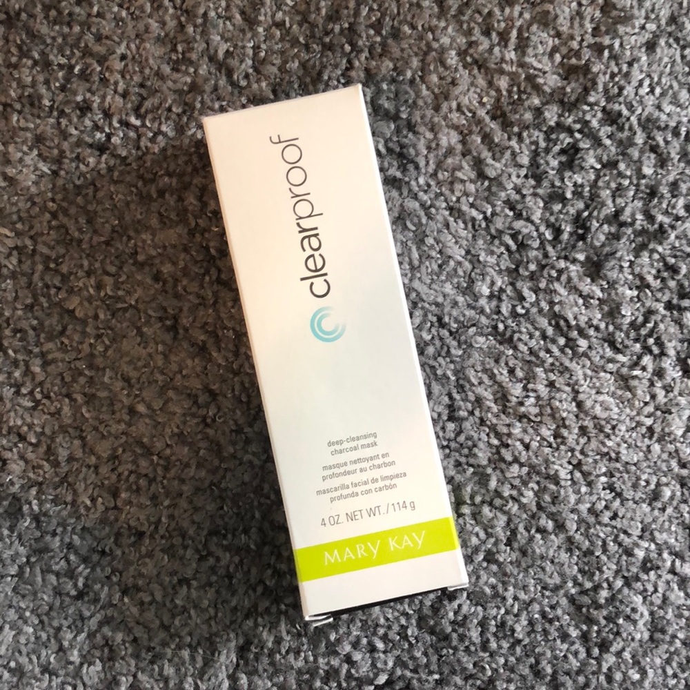 Deep cleaning charcoal mask